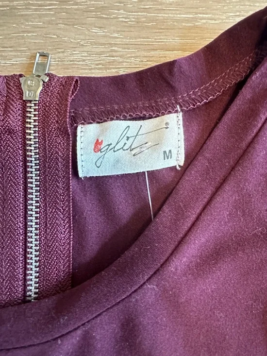 NWT Glitz Cold-Shoulder Short Sleeve Tee in Plum - Picture 3 of 6